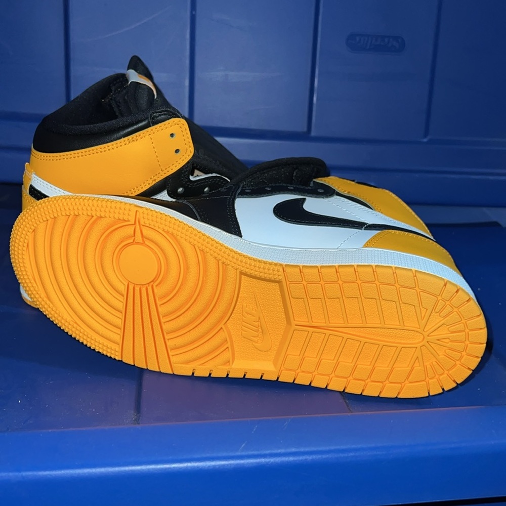 Air Jordan 1 Retro High - Picture 4 of 7